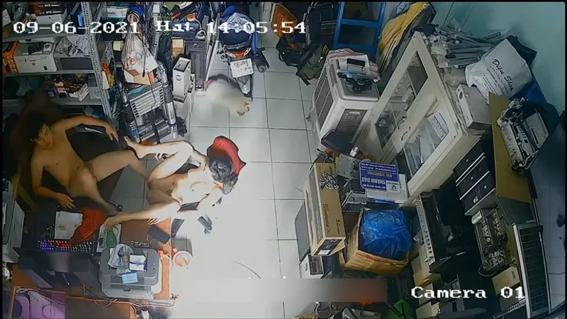 Cô vợ gã chồng xxx nhau trong của hàng máy tính