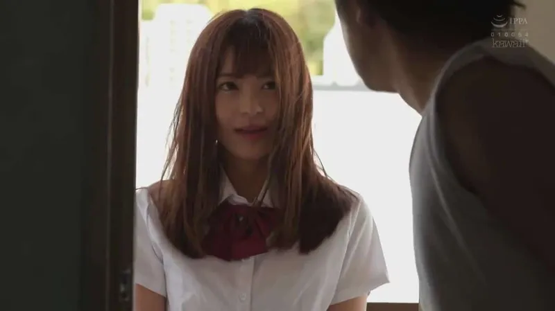 Gã cạnh nhà kinh tóm và cô nữ sinh đáng thương