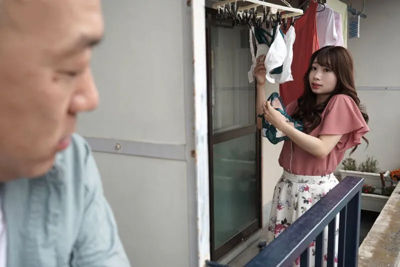 Gã nhà cạnh bên chuyên soi mói và cặp người vợ ông chồng thường xuyên rên la quá to