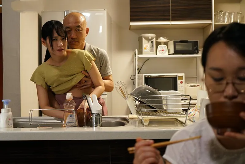 Chồng yêu làm tình nhóc con riêng của người vợ khi biết người vợ không thể sinh con cho mình