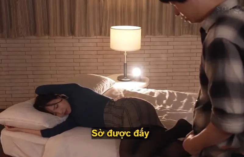 Một đêm mất ngủ với nữ phát thanh viên rạng danh khi ở cùng phòng khách sạn